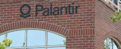 Palantir (PLTR) Stock Surges on $487M Government Revenue, Igniting Rally in AI Crypto Tokens