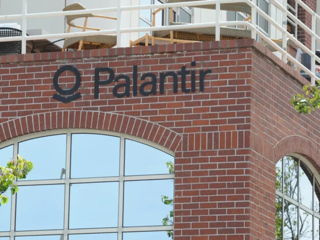 Palantir (PLTR) Stock Surges on $487M Government Revenue, Igniting Rally in AI Crypto Tokens